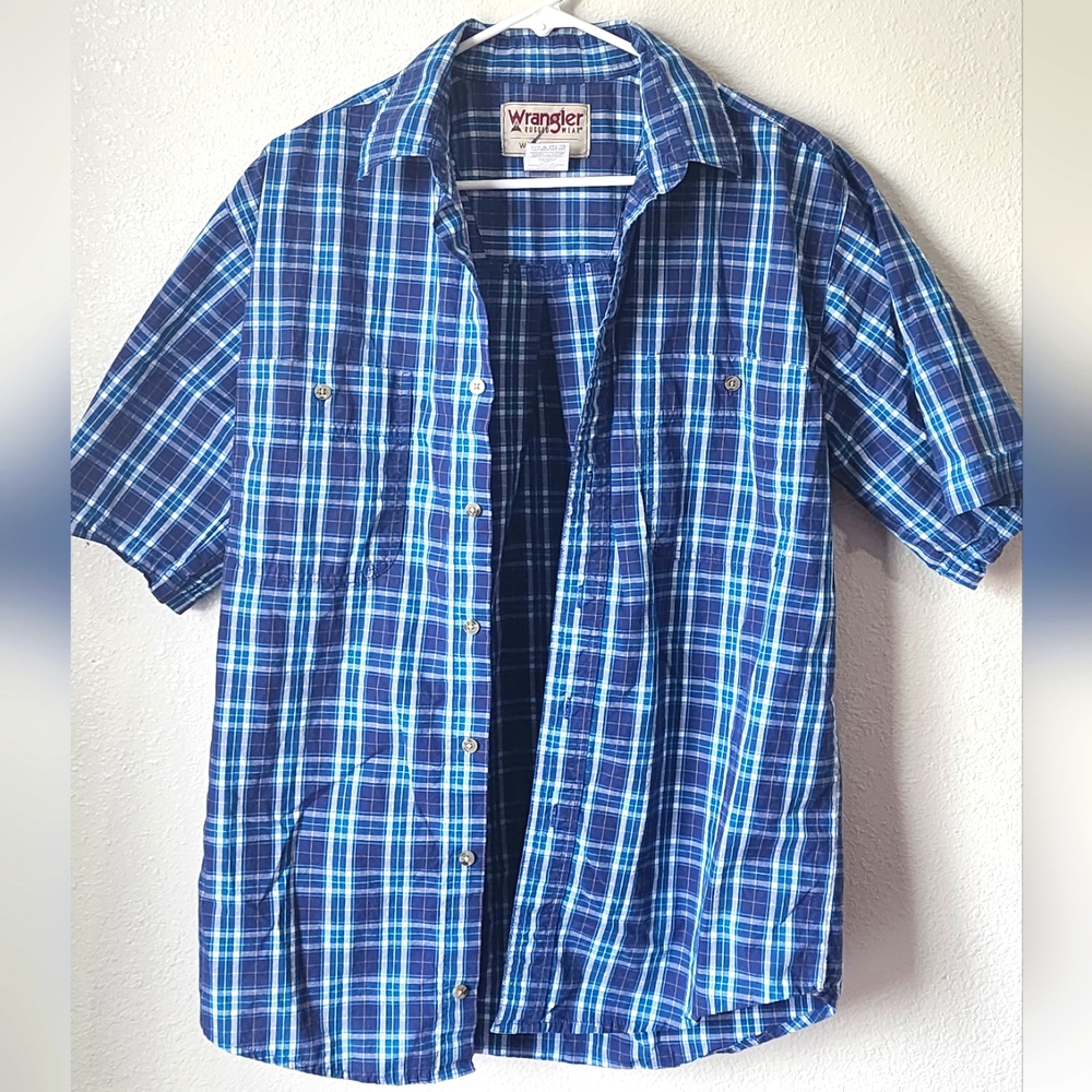 WRANGLER  RUGGED WEAR WRINKLE RESIST SIZE MEDIUM BLUE SHIRT